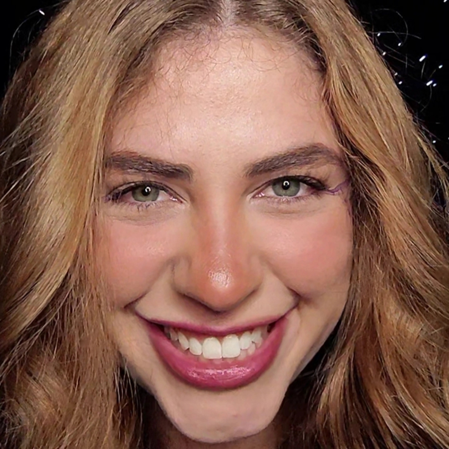 Sarah Jéssica Deps sorrindo